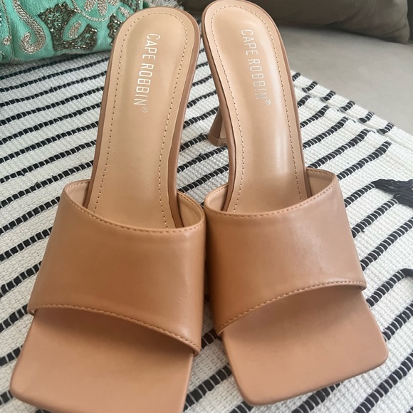 Slightly worn - Picture 2 of 2